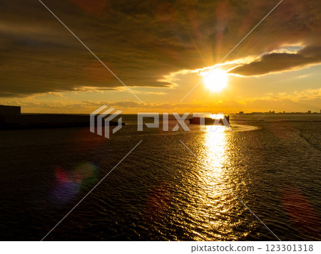 東京灣美麗夕陽下，一艘貨船離港 123301318