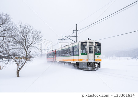 【會津本線】行駛在雪原上的會津山特快列車 【會津本線】行駛在雪原上的會津山特快列車 123301634