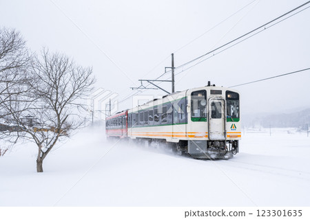 【會津本線】行駛在雪原上的會津山特快列車 123301635