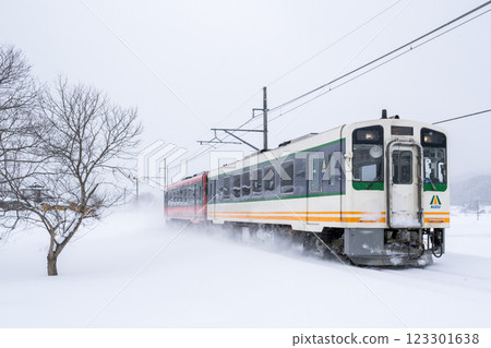 [Aizu Line] AIZU Mount Express running through the snowy fields 123301638