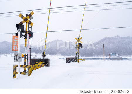 【會津線】雪原上的鐵路道口 【會津線】雪原上的鐵路道口 123302600