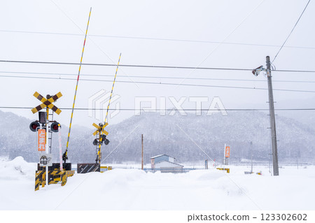 [Aizu Line] A railroad crossing standing in a snowy field 123302602