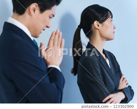 男商人向女人道歉 123302900