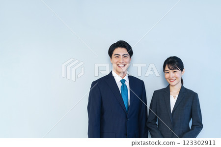 微笑的男性和女性商務人士 123302911