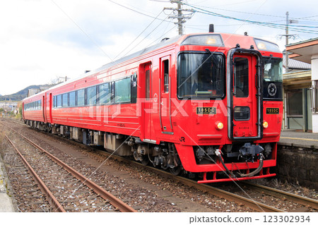 停泊在石原町站的 Kiha 185 系列柴油列車（JR九州） 123302934