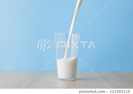 牛奶倒入玻璃杯 123303119