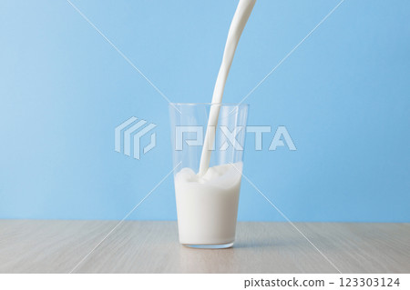 牛奶倒入玻璃杯 123303124