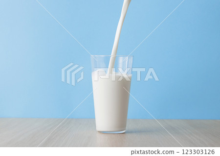 牛奶倒入玻璃杯 牛奶倒入玻璃杯 123303126