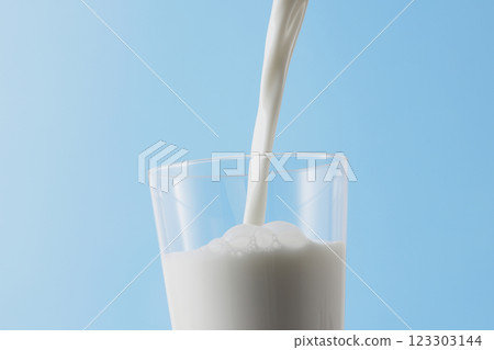 牛奶倒入玻璃杯 123303144