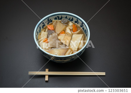 在寒冷的冬天,享受用根莖類蔬菜燉煮的溫暖的冰川烏龍麵。 在寒冷的冬天,享受用根莖類蔬菜燉煮的溫暖的冰川烏龍麵。 123303651