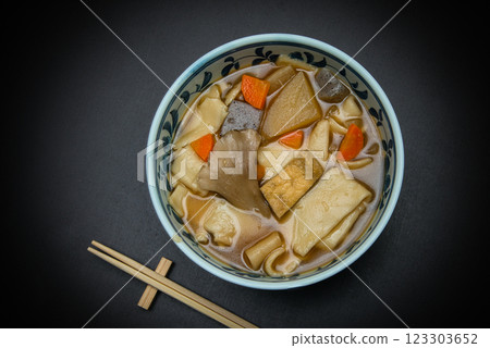 在寒冷的冬天,享受用根莖類蔬菜燉煮的溫暖的冰川烏龍麵。 在寒冷的冬天,享受用根莖類蔬菜燉煮的溫暖的冰川烏龍麵。 123303652