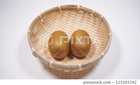 Kiwi  123303742