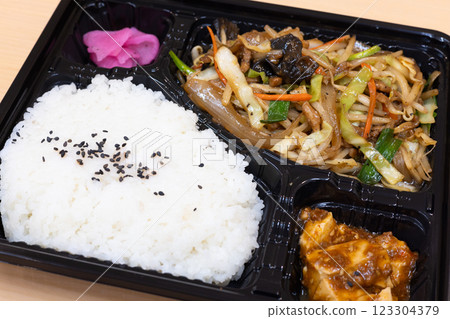 Delicious Chinese stir-fried meat and vegetables lunch box Delicious Chinese stir-fried meat and vegetables lunch box 123304379