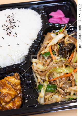 Delicious Chinese stir-fried meat and vegetables lunch box Delicious Chinese stir-fried meat and vegetables lunch box 123304382
