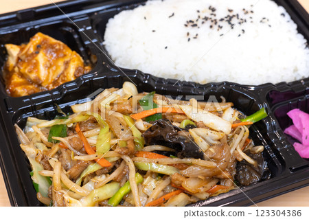 Delicious Chinese stir-fried meat and vegetables lunch box Delicious Chinese stir-fried meat and vegetables lunch box 123304386
