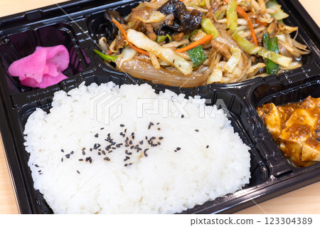 Delicious Chinese stir-fried meat and vegetables lunch box Delicious Chinese stir-fried meat and vegetables lunch box 123304389