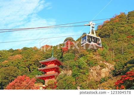 岐阜縣岐阜市、岐阜公園三層塔和金華山索道的風景 123304578
