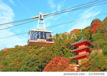 岐阜縣岐阜市、岐阜公園三層塔和金華山索道的風景 岐阜縣岐阜市、岐阜公園三層塔和金華山索道的風景 123304580