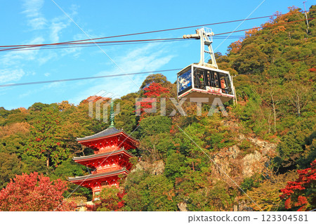 岐阜縣岐阜市、岐阜公園三層塔和金華山索道的風景 123304581