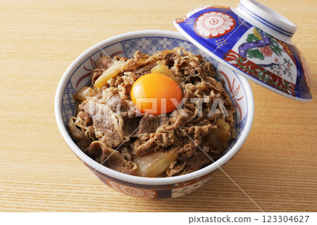 看起來美味的牛肉蓋飯配上蛋黃 123304627