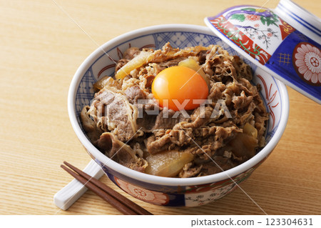 看起來美味的牛肉蓋飯配上蛋黃 123304631