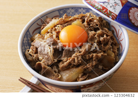 A delicious-looking beef bowl topped with egg yolk 123304632