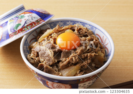 看起來美味的牛肉蓋飯配上蛋黃 看起來美味的牛肉蓋飯配上蛋黃 123304635