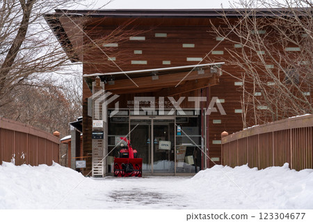 Nasu Heisei no Mori Field Center in winter with snow piled up 123304677