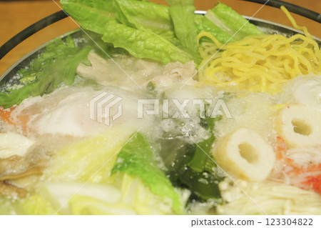 冬季必吃的火鍋，有蔬菜、肉類、海鮮等 123304822
