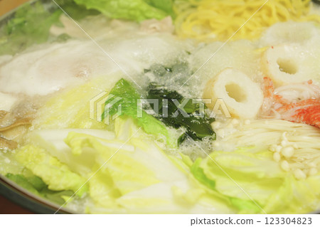 冬季必吃的火鍋，有蔬菜、肉類、海鮮等 123304823