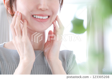 笑臉女性皮膚護理圖像 123305208