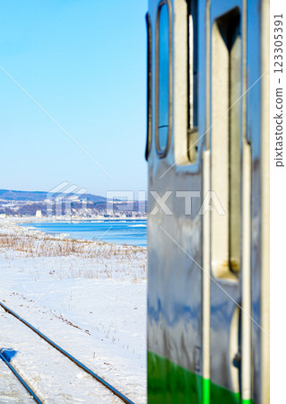冬季流冰季節,在鄂霍次克海沿岸行駛的釧網本線柴油列車 冬季流冰季節,在鄂霍次克海沿岸行駛的釧網本線柴油列車 123305391
