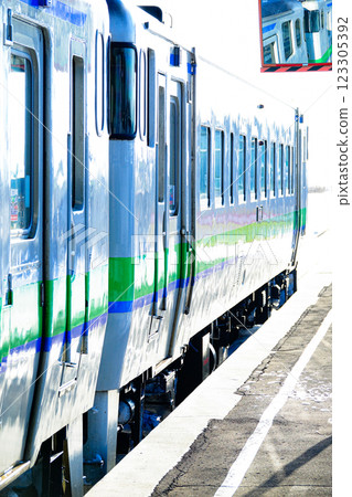 冬季流冰季節,在鄂霍次克海沿岸行駛的釧網本線柴油列車 冬季流冰季節,在鄂霍次克海沿岸行駛的釧網本線柴油列車 123305392