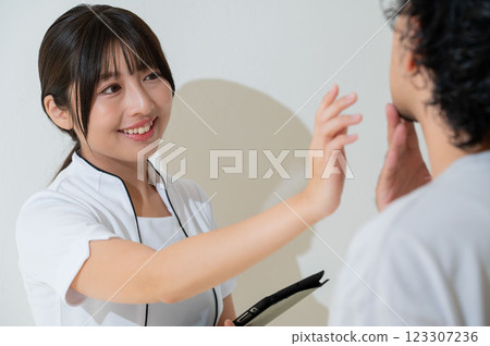 女性工作人員為男性提供諮詢 123307236