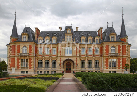 The Chateau des fontaines in Gouvieux 123307287