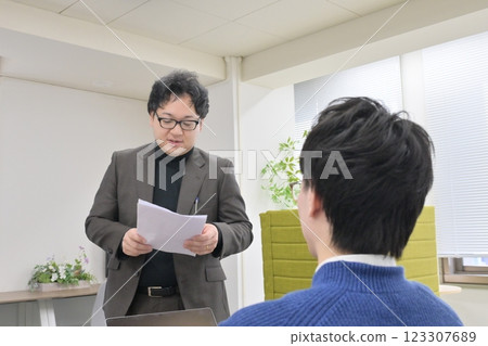 檢查文件的人 檢查文件的人 123307689