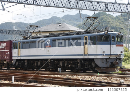 停在山陽本線上郡站側線上的貨運列車（由 EF65 1000 系列機車牽引） 123307855