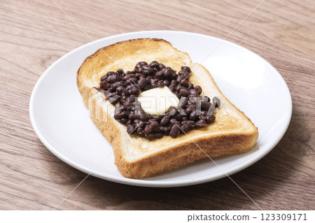 Bean-butter toast, Ogura toast, light meal, bread topped with butter and red beans, image material 123309171