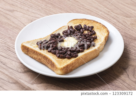 Bean-butter toast, Ogura toast, light meal, bread topped with butter and red beans, image material 123309172