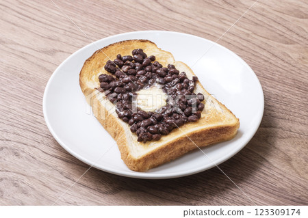 Bean-butter toast, Ogura toast, light meal, bread topped with butter and red beans, image material 123309174