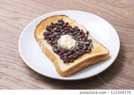 Bean-butter toast, Ogura toast, light meal, bread topped with butter and red beans, image material Bean-butter toast, Ogura toast, light meal, bread topped with butter and red beans, image material 123309176