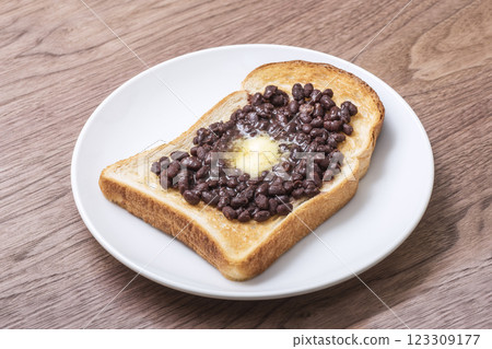 Bean-butter toast, Ogura toast, light meal, bread topped with butter and red beans, image material Bean-butter toast, Ogura toast, light meal, bread topped with butter and red beans, image material 123309177