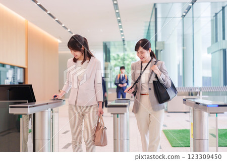 女員工來辦公室 123309450