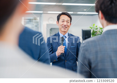 A male manager giving a speech at a morning meeting in the office 123309520