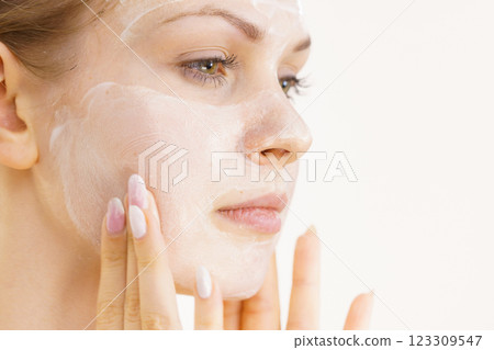 Girl apply cream cosmetic 123309547
