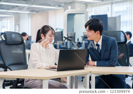 一名新來的女員工正在接受一名資深員工的指導 一名新來的女員工正在接受一名資深員工的指導 123309974