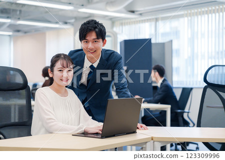 一名新來的女員工正在接受一名資深員工的指導 一名新來的女員工正在接受一名資深員工的指導 123309996