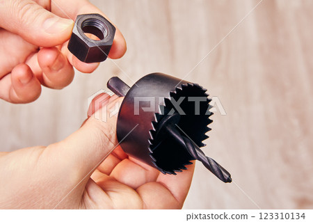 Deadbolt hole saw attachment with drill bit and saw blade, perfect for quick and efficient door lock installation and hole cutting. 123310134