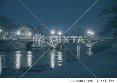 雪中的金澤淺川橋 123310166