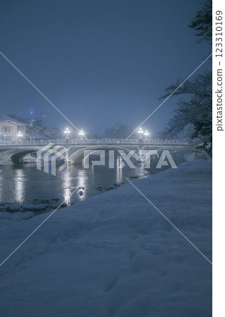 雪中的金澤淺川橋 123310169